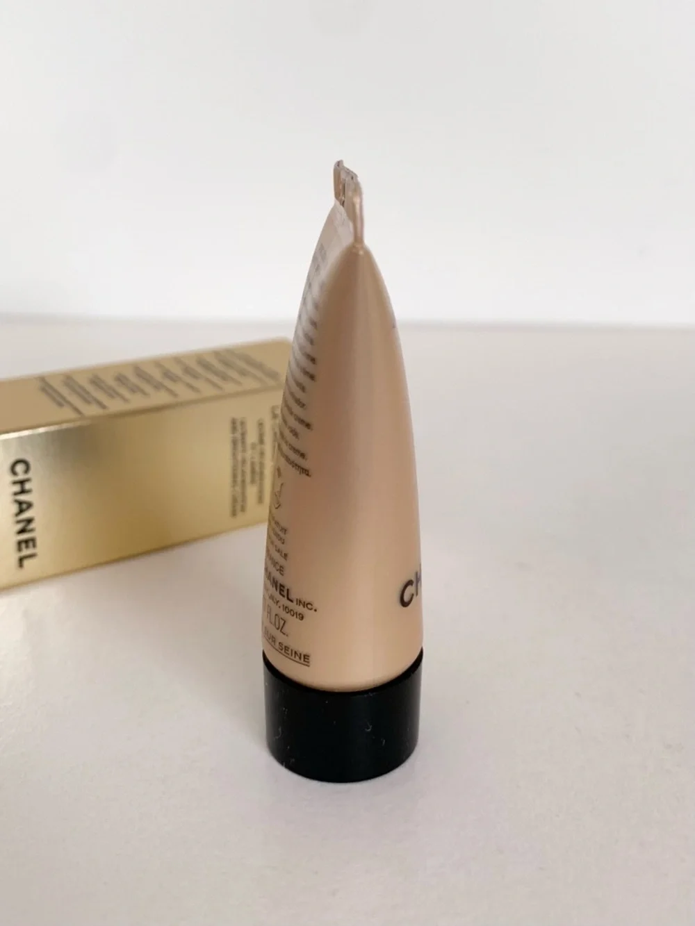 Hold CHANEL Sublimage La Crème Lumière - Picture 4 of 15